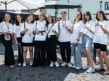 люди у білих футболках