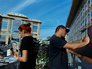 Фотостенди пам’яті на Театральній площі оновили