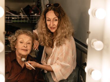 акторка в гримерній.