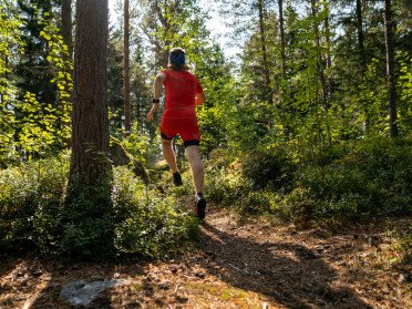 У Луцьку організували трейловий забіг. людина біжить в лісі