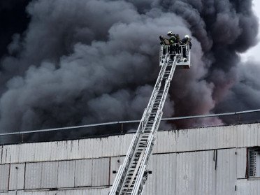 рятувальники ліквідовують пожежу