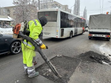 ремонт дороги в Луцьку.