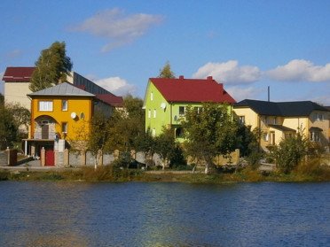 житлові будинки біля річки