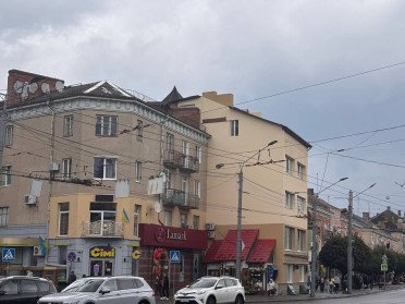 будівлі у центрі Луцька