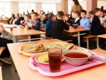 Держава збільшила видатки на харчування учнів на місцях