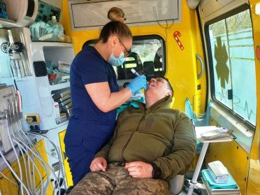 На Волині розширили список медзакладів, де військовим безоплатно лікуватимуть зуби стоматолог лікує зуби військовому