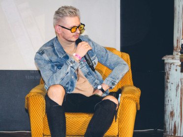 письменник військовий співак