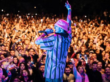 співак виступає на сцені