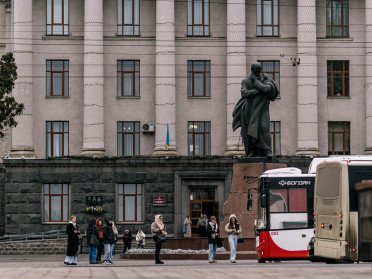 Випускникам університету в Луцьку пообіцяли грошову допомогу. головний корпус
