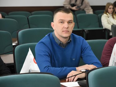людина сидить