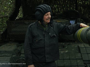 танкіст біля гармати танка