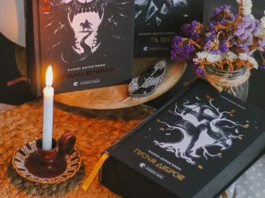 книги на столі