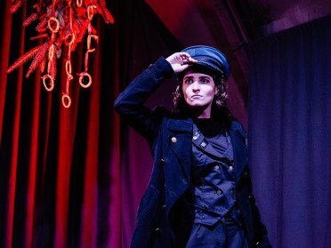 актор на сцені