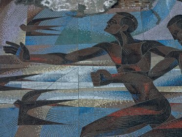 Мохаїка: атлети в рухі, біжать, попереду ластівки