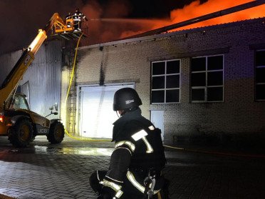 рятувальники гасять пожежу