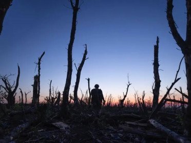 Військовий на фоні обстріляної посадки