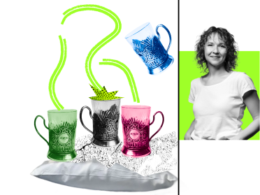 Чотири паруючі склянки з чаєм у підсклянниках «Укразалізниці».