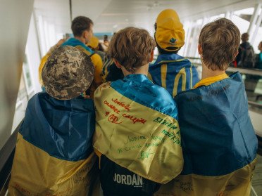 діти з прапорами на плечах