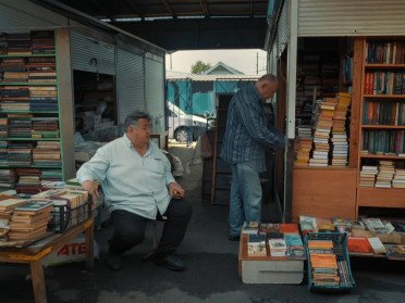 Історії київських продавців книжок увійшли до документального фільму «Книголови». людина продає книги
