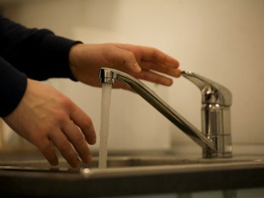 вода
