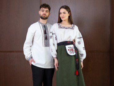 чоловік і жінка у вишиванках