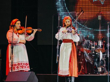 музиканти на сцені