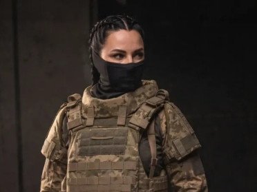 жінка у військовій формі