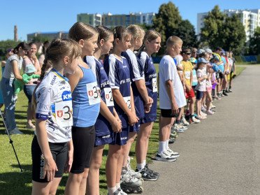 Діти стоять перед стартом змагань.
