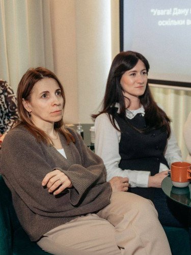 люди сидять за столиком