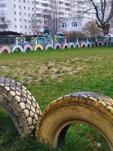 У Луцьку демонтують автомобільні шини у дворах багатоповерхівок