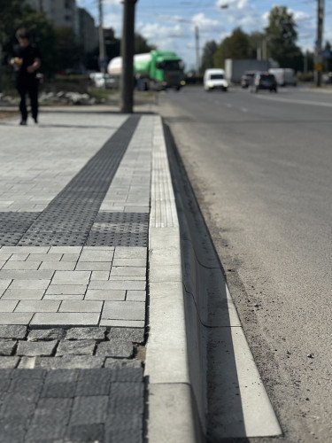 У Луцьку з’явився перший кассельський бордюр