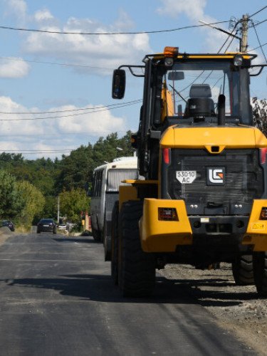 Техніка ремонтує дорогу.