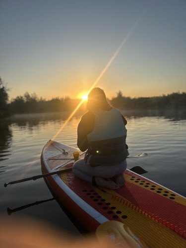 людина на SUP-дошці.
