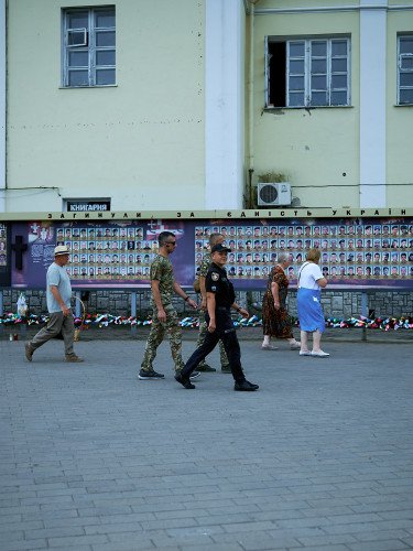 Фотостенди пам’яті у Луцьку доведеться розширити