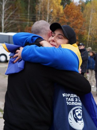 жінка обіймає звільненого з полону чоловіка