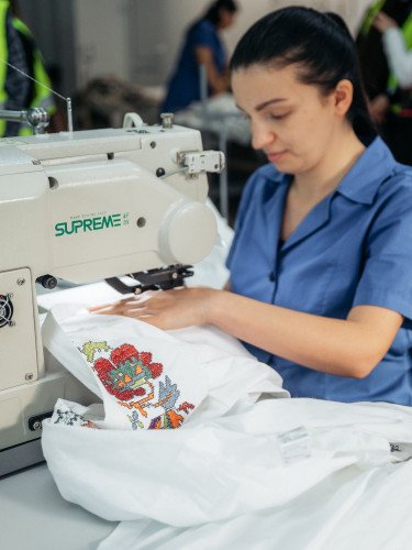 жінка на виробництві Едельвіка