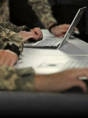 люди з ноутбуками