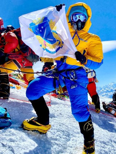 Альпіністка з Дніпра анонсувала лекцію у Луцьку. альпіністка на вершині