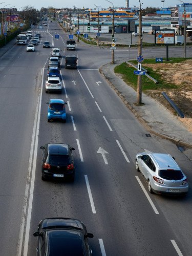 автомобілі на дорозі