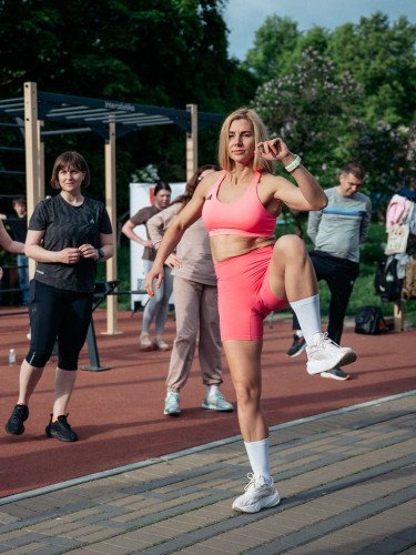 люди займаються спортом на майданчику