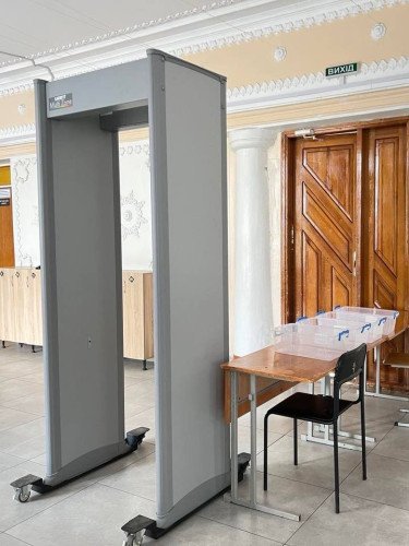 металодетектор у школі