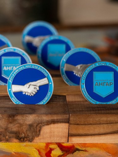 відзнаки від БФ «Ангар.Україна»