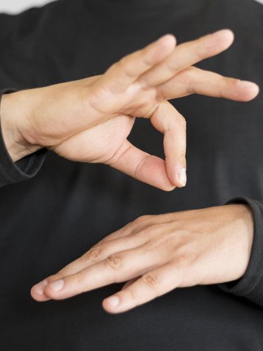 людина показує жест