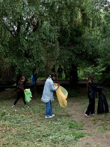 люди прибирають