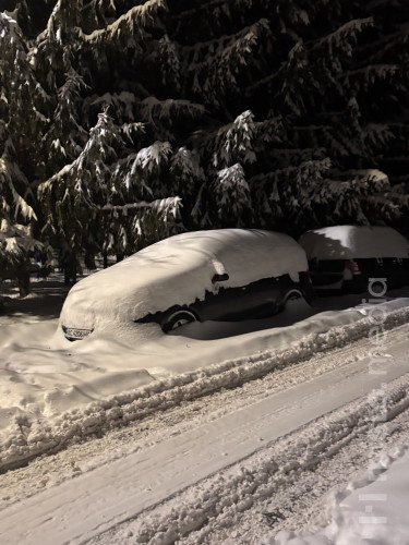 Машина під шаром снігу