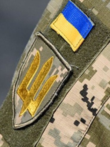 українська військова піксельна форма з шевроном і прапором України