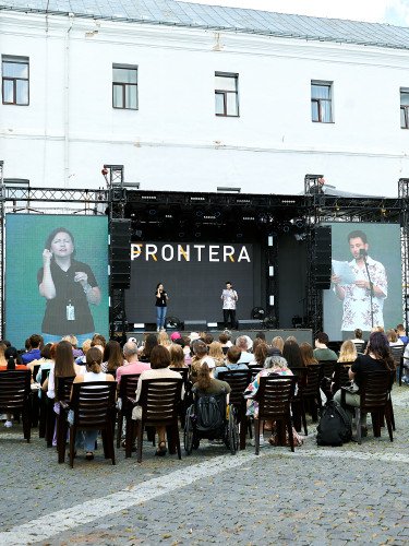 люди на фестивалі дивляться виступ на сцені