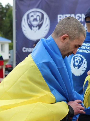 звільнений з полону з українським стягом