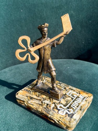 кликну фігурка статуетка