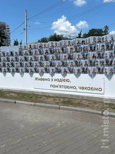 У Луцьку на стенді безвісти зниклих військових закінчуються місця для фото